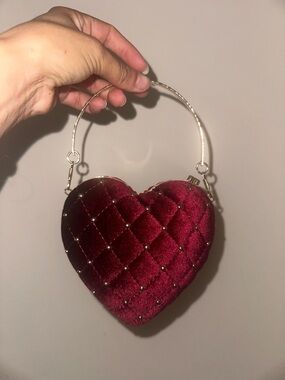 Elegant Heart-Shaped Velvet Evening Bag in Burgundy